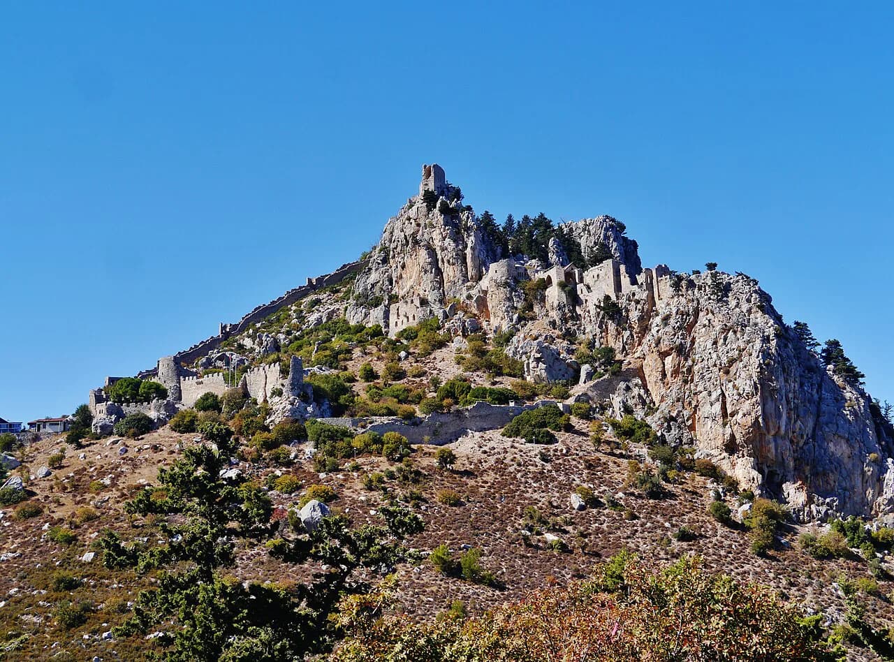 Kyrenia sightseeing: plan castles, abbeys and harbour ruins