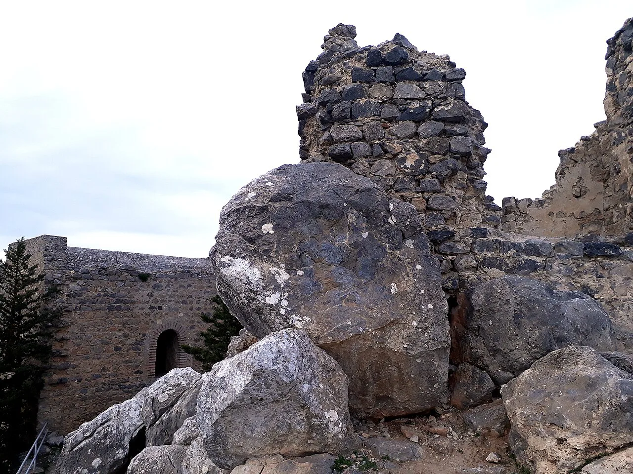 Walls of the upper ward at Buffavento Castle.