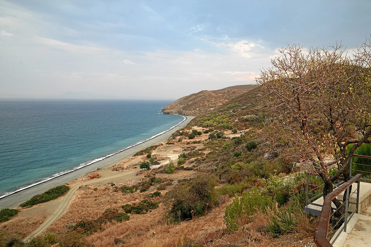 Beach and coastline at Kato Pyrgos.